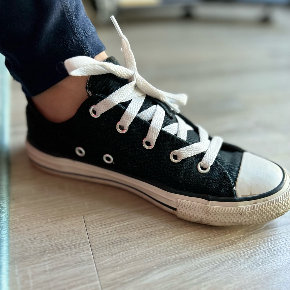 All Star Converse low chucks black w/ star details girls SIZE U.S 2.5